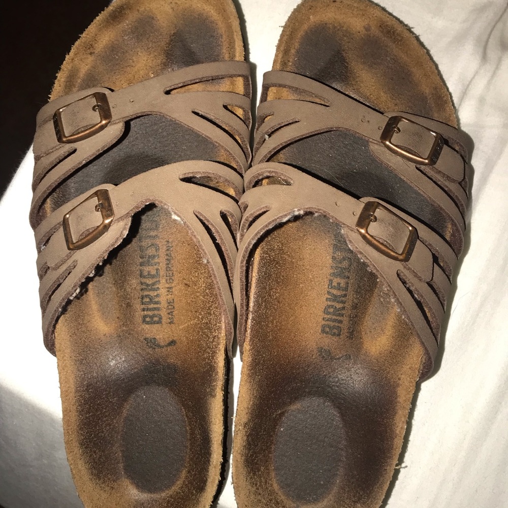 Size 38(fit like a 6/7) barely worn Birkenstock’s!